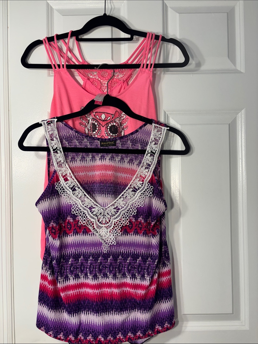 2 Women’s Sleeveless Tops Bundle Size M – No Boundaries & Paris Pink